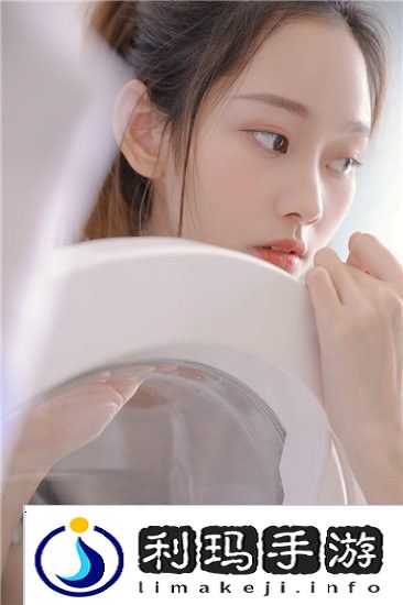 女同被 c 扒衣服网站引发热议，网友：无法忍受的恶行！