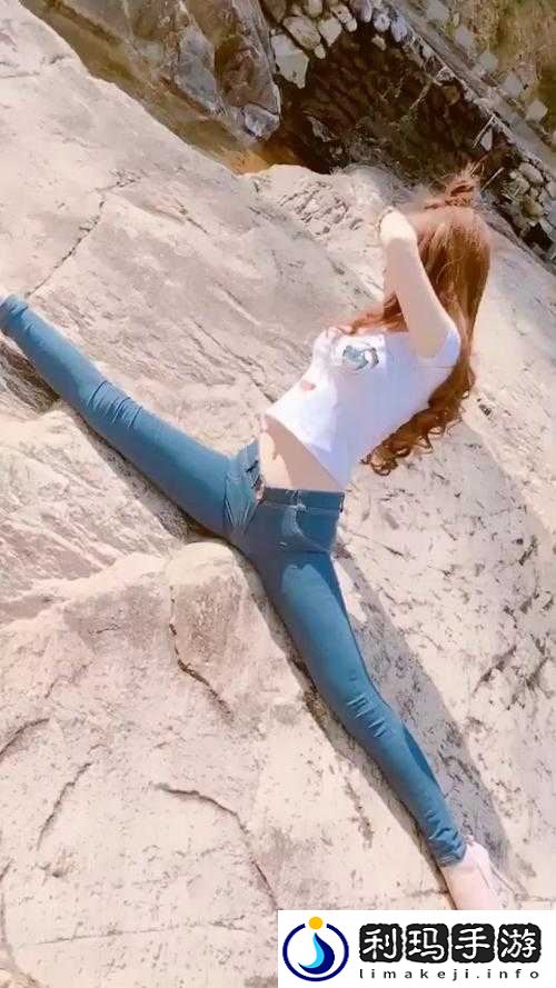 美女叉腿掰阴大胆艺术照:独特视角下的艺术呈现