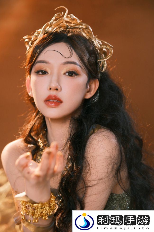 程潇化身金色蛇女