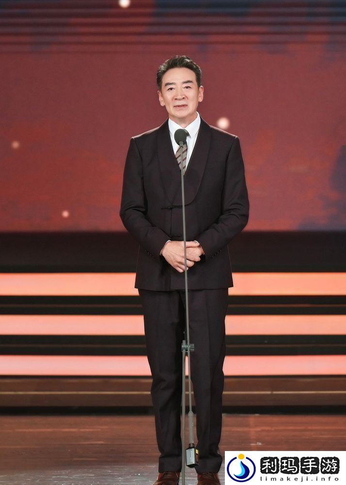 演员寇振海为“最佳青年剧集编辑”获奖短片颁奖