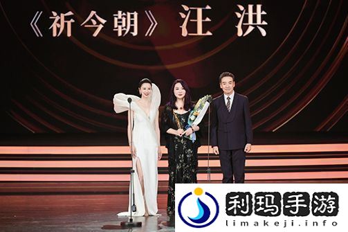演员寇振海为“最佳青年剧集编辑”获奖短片颁奖