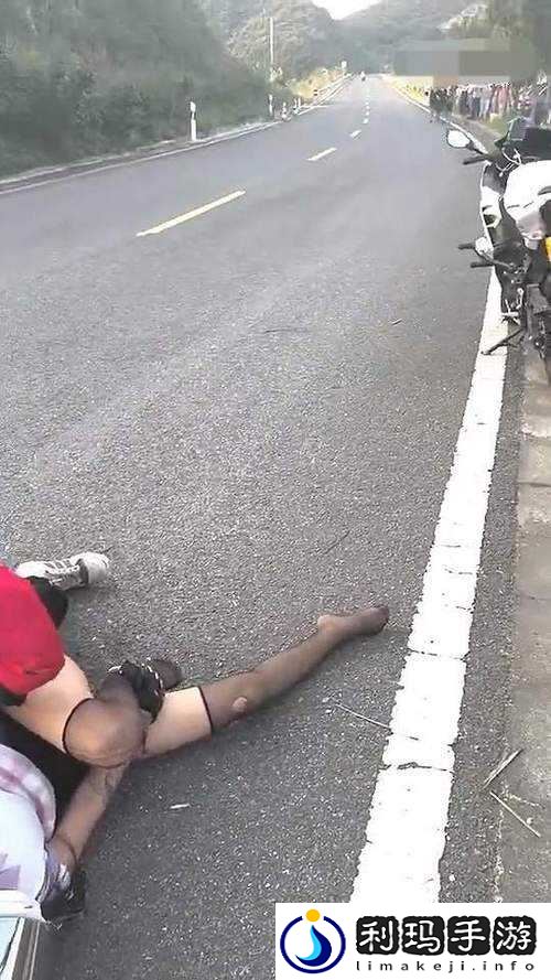 美女上公交车被挤的衣服都破了:众人反应引关注