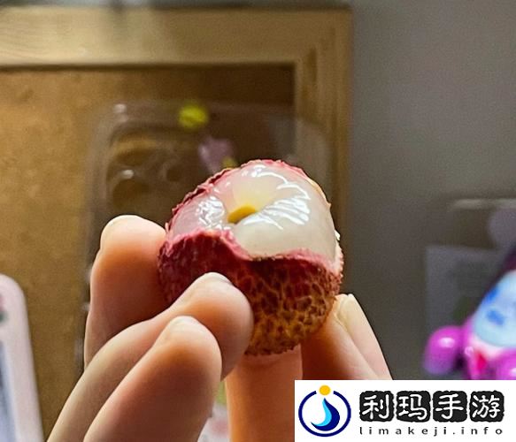 已经塞了八颗荔枝了窦寇儿