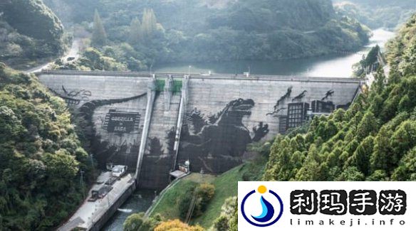 日本佐贺水库大坝惊现哥斯拉壁画！看似天成实际人为