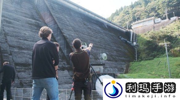 日本佐贺水库大坝惊现哥斯拉壁画！看似天成实际人为