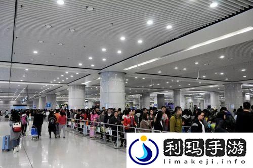 地铁大客流“翻涌”