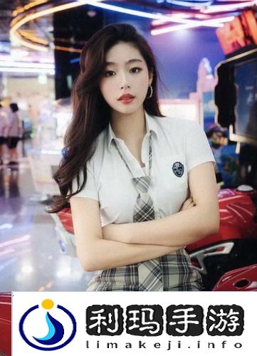 厨房里的温暖瞬间，妈妈低着头在锅前忙碌，网友感慨：这就是家的味道与温情啊！