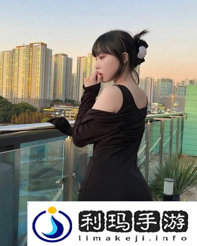 老船上的雨荷情怀：一位老人与荷花的悠长故事，仿佛时光倒流一般！